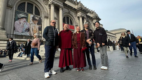 Harvard Divinity School students took part in a visit to the Metropolitan Museum of Art as part of their course "The Museum as a Buddhist Institution" led by HDS faculty member Charles Hallisey. Photo by Huayu Liu