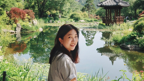 Ningen Annabel Li looking at the camera