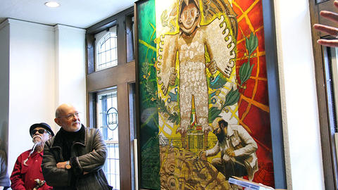 Eduardo Matos Moctezuma examines a painting in HDS's Swartz Hall