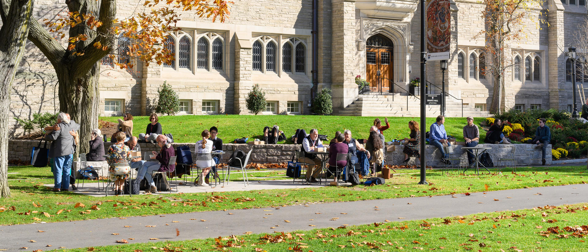 HDS alumni eating lunch on the campus green during 2022 Alumni Day