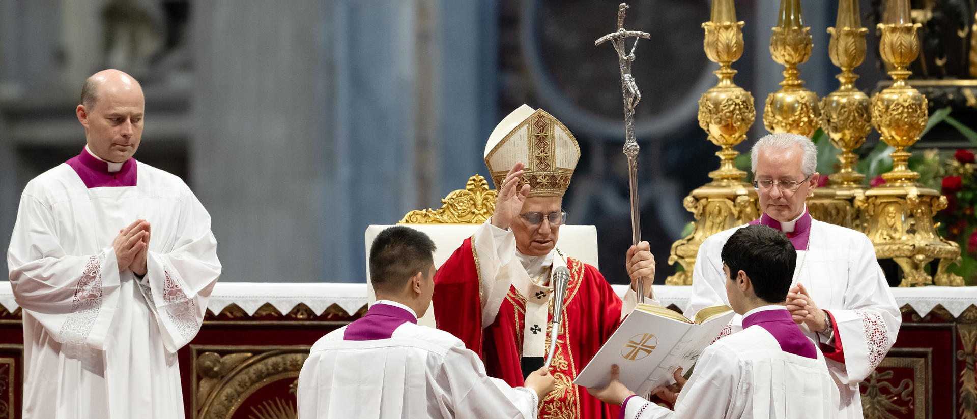 Pope Leo administering mass